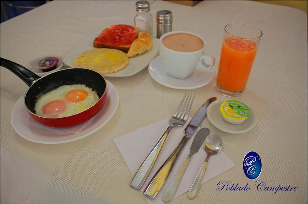 Hotel Poblado Campestre Medellin Bagian luar foto