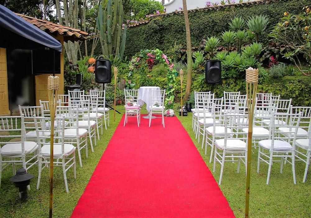 Hotel Poblado Campestre Medellin Bagian luar foto